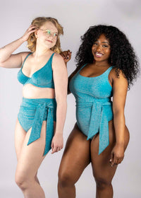 Model in Sparkle Teal Plunge Bikini Top superbra foto 