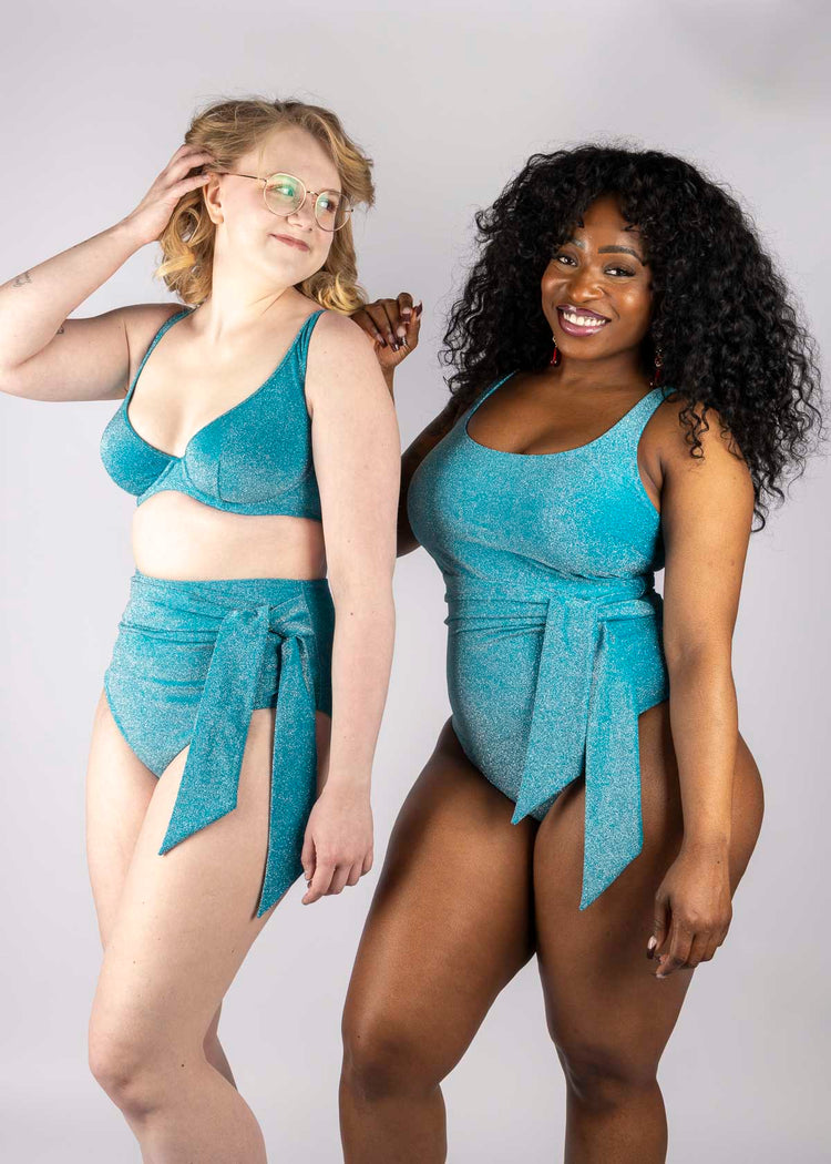 Model in Sparkle Teal Plunge Bikini Top superbra foto 