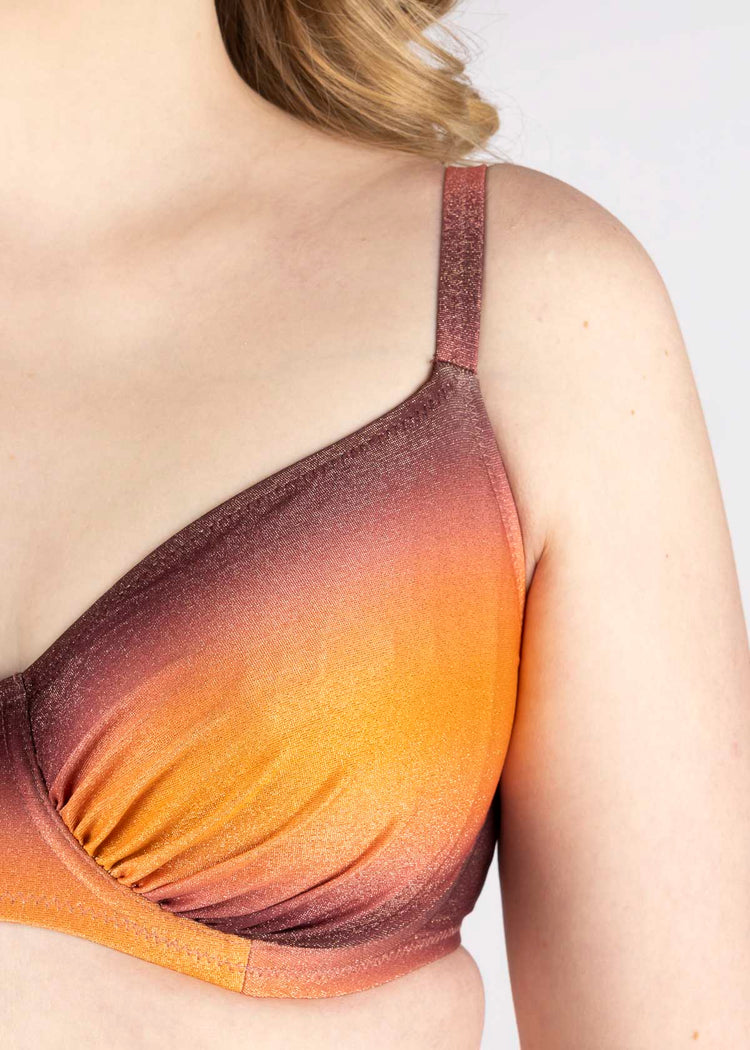 Model in Paros Coast Full Cup Bikini Top Sunset Glow superbra foto 