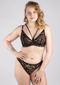 Model in The Icon Super Push Up BH Zwart superbra foto