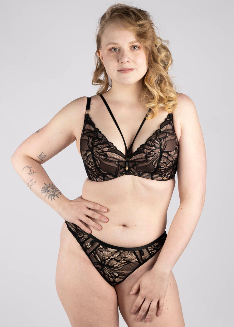 Model in The Icon Super Push Up BH Zwart superbra foto