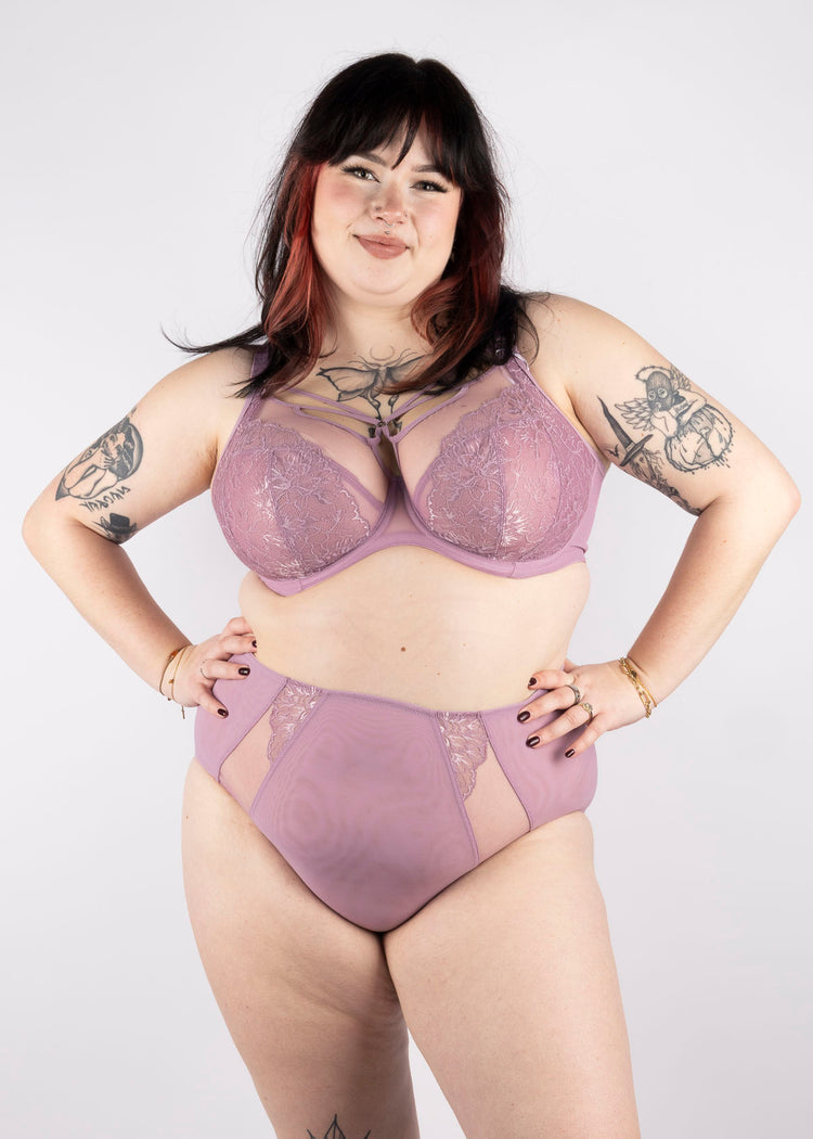 Model in Brianna Plunge BH Heather superbra foto