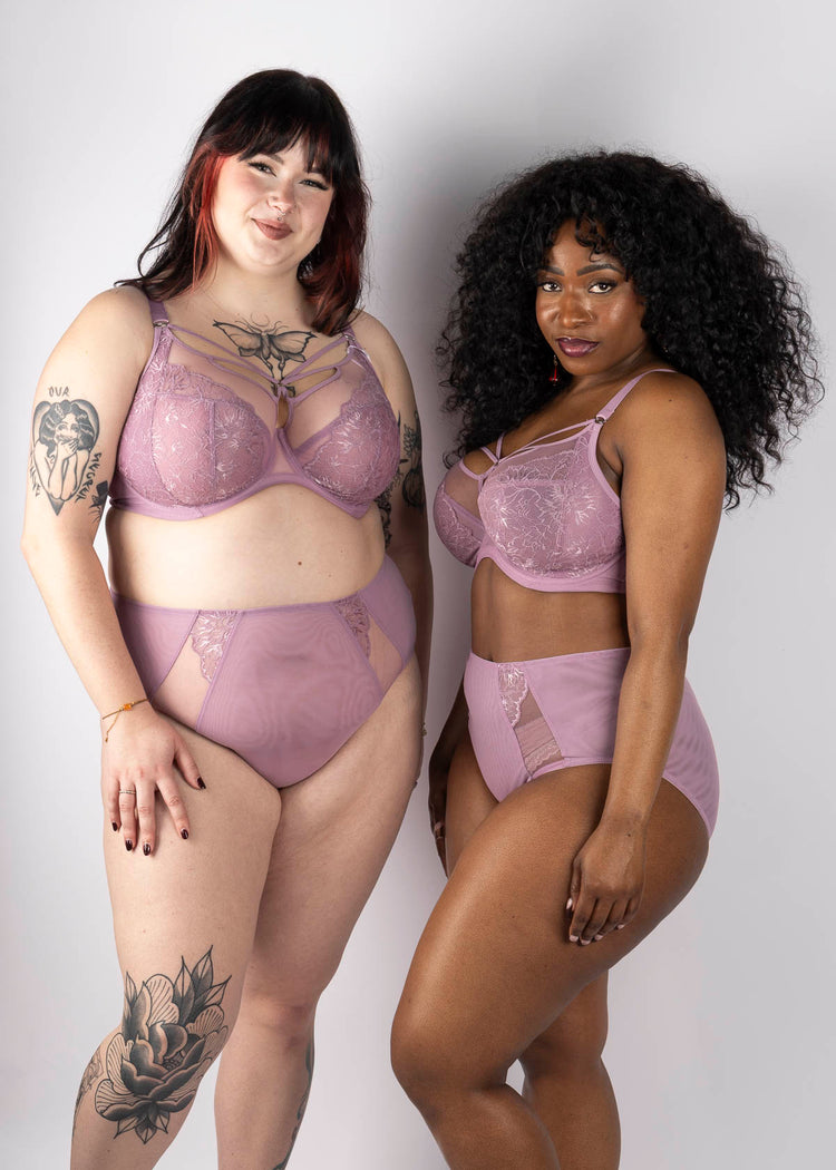 Model in Brianna Plunge BH Heather superbra foto