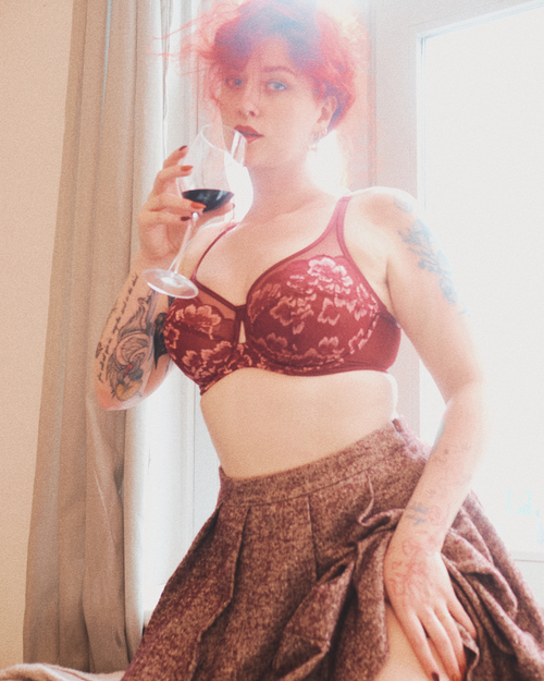 Model in Sabrina High Apex BH Rose Red Voorzijde