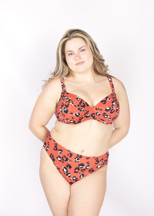 Model in Kotiya Plunge Bikini Top Terractorra voorzijde