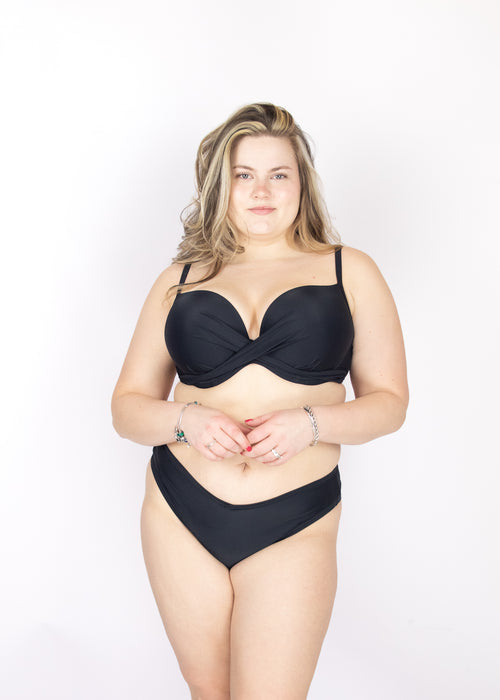 Model in Serenity Plunge Bikini Top Zwart Voorzijde