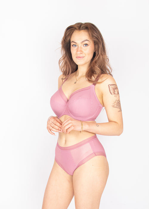 Model in Fusion Full Cup Side Support BH Rose Voorzijde