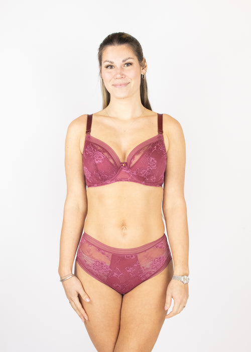 Model in Fusion Lace Voorgevormde Plunge BH Rosewood Voorzijde