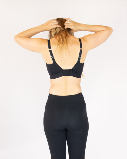 SuperBra Model in Ultra Perform Non Padded Sport BH Zwart Achterzijde