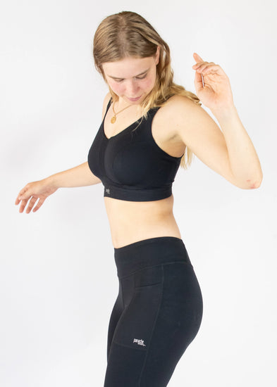 SuperBra Model in Ultra Perform Non Padded Sport BH Zwart Voorzijde