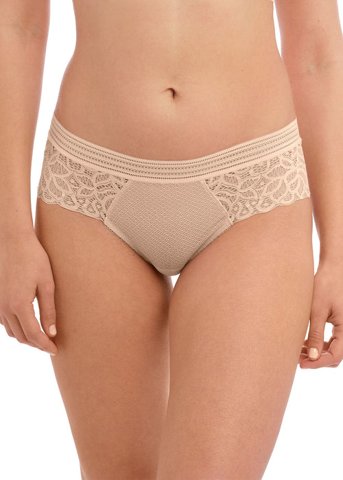 Model in Raffine Tanga Broekje Frappe packshot