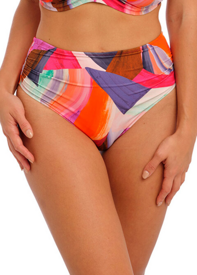 Model in Aguada Beach High Waisted Bikini Broekje Sunrise Voorzijde