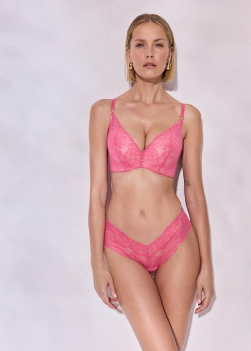 Model in Coachella String Pink Voorzijde