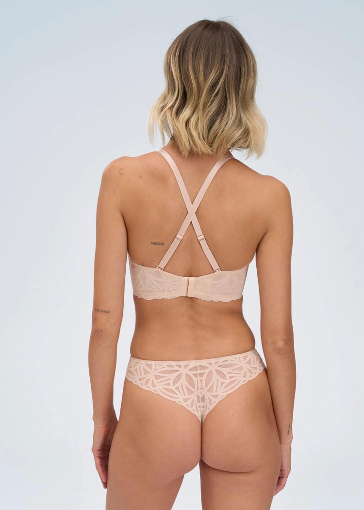 Model in Sugar Dune Super Push Up BH Beige Achterzijde
