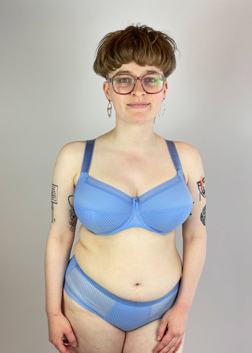 Model in Fantasie Fusion Full Cup BH Sapphire Voorzijde