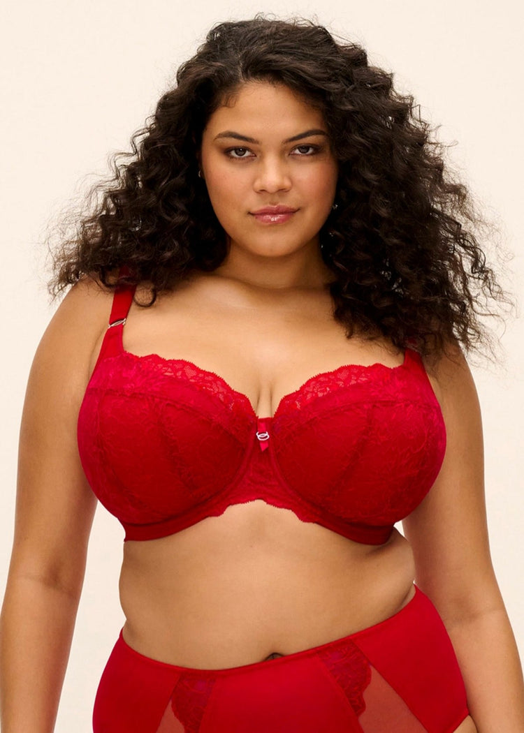 Model in Brianna Padded Half Cup BH Haute Red Voorzijde