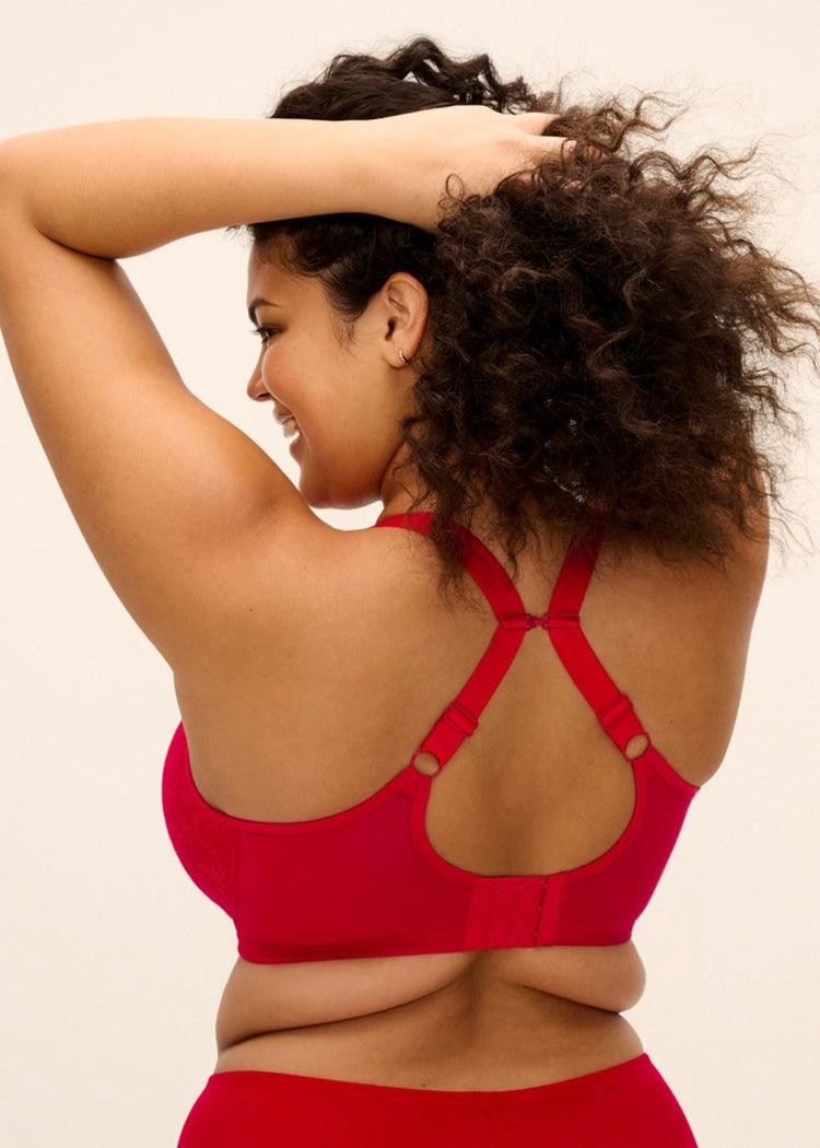 Model in Brianna Padded Half Cup BH Haute Red Achterzijde