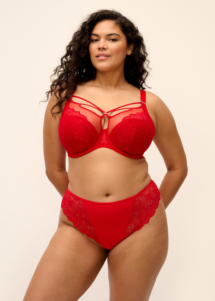 Model in Brianna PLunge BH Haute Red Voorzijde