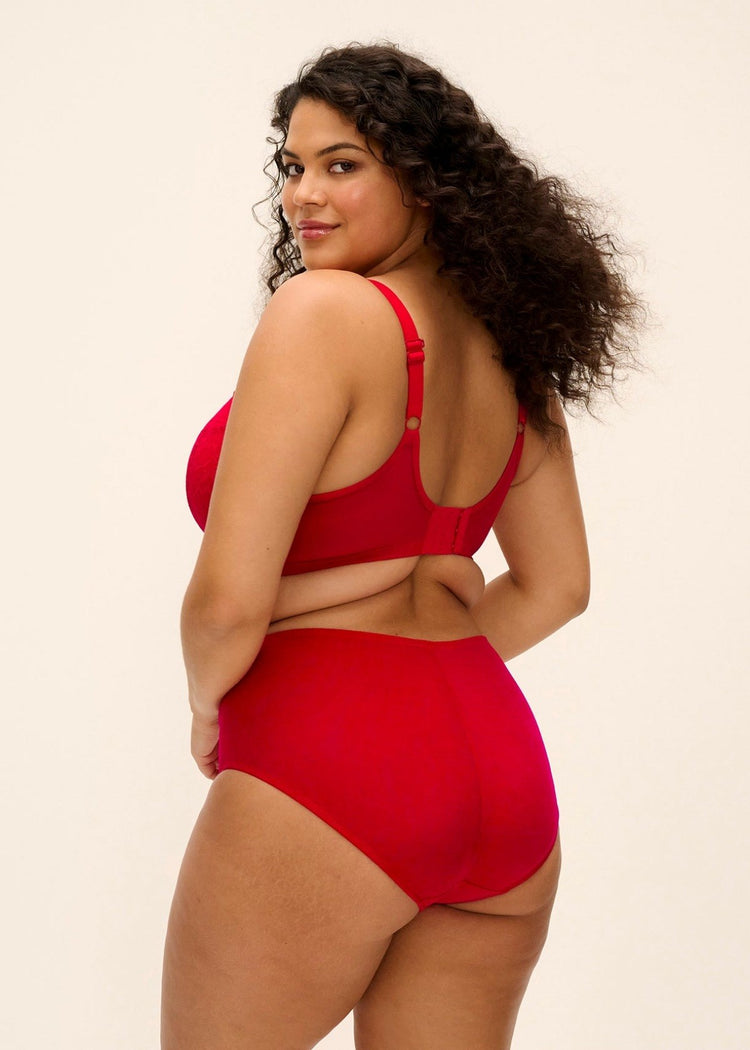 Model in Brianna High Waisted Broekje Haute Red Achterzijde