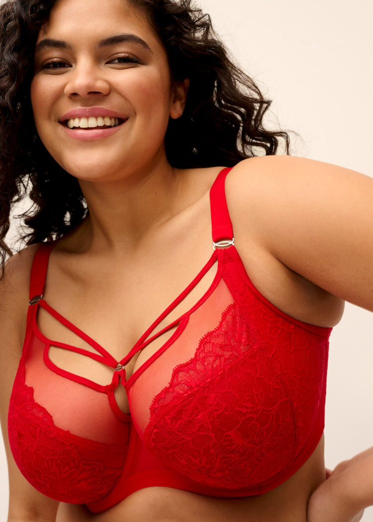 Model in Brianna PLunge BH Haute Red Voorzijde