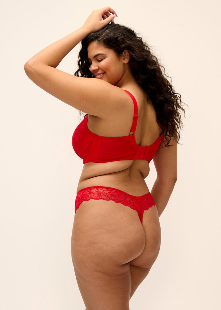 Model in Brianna PLunge BH Haute Red Achterzijde