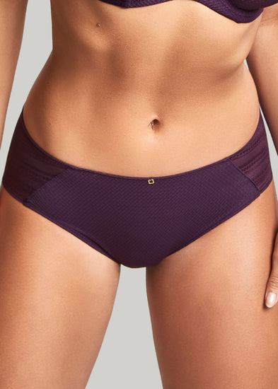 Model in Serene Broekje Aubergine Voorzijde