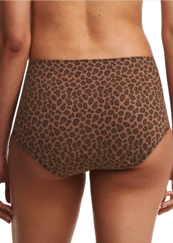 Model in Chantelle Menstruatiebrokje Leopard Achterzijde