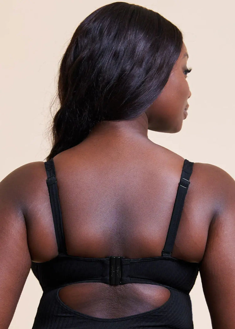 Model in Jet Set Multiway Plunge Badpak Zwart achterzijde