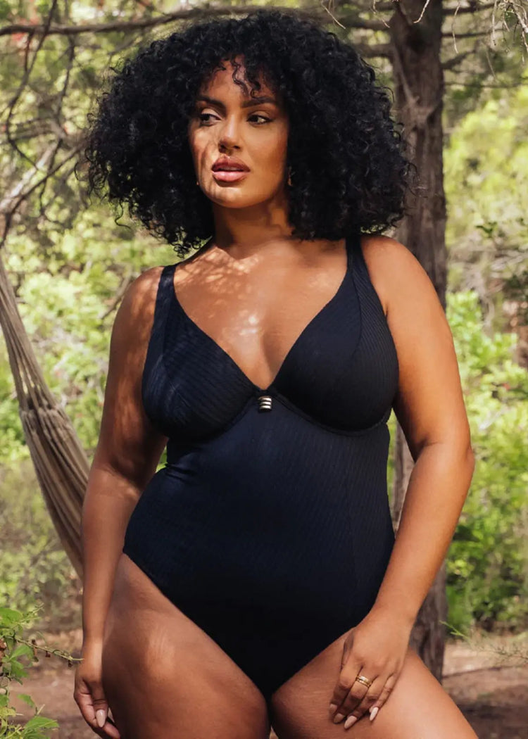 Model in Jet Set Multiway Plunge Badpak Zwart lifestyle