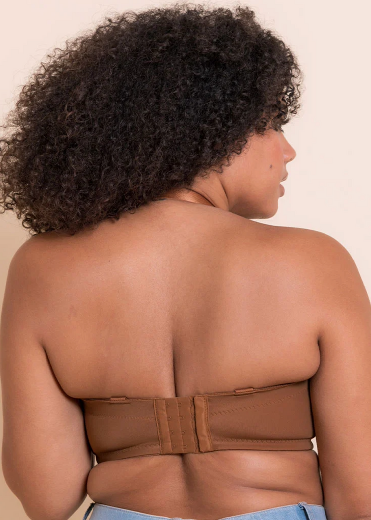 Model in Luxe Strapless BH Caramel Achterzijde