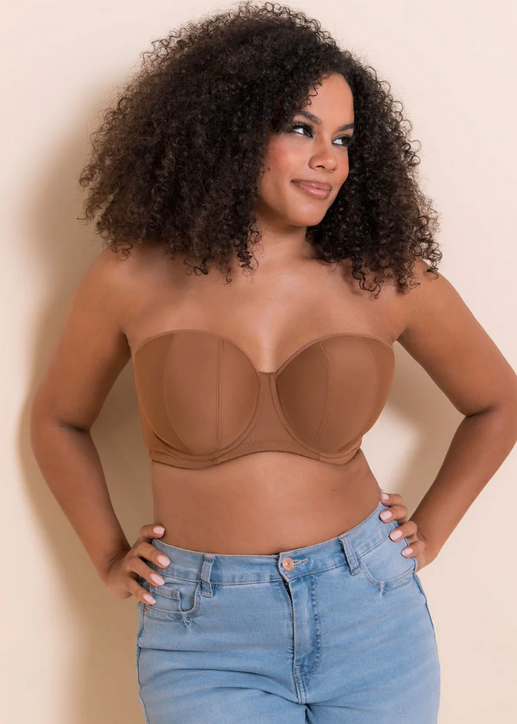 Model in Luxe Strapless BH Caramel Voorzijde