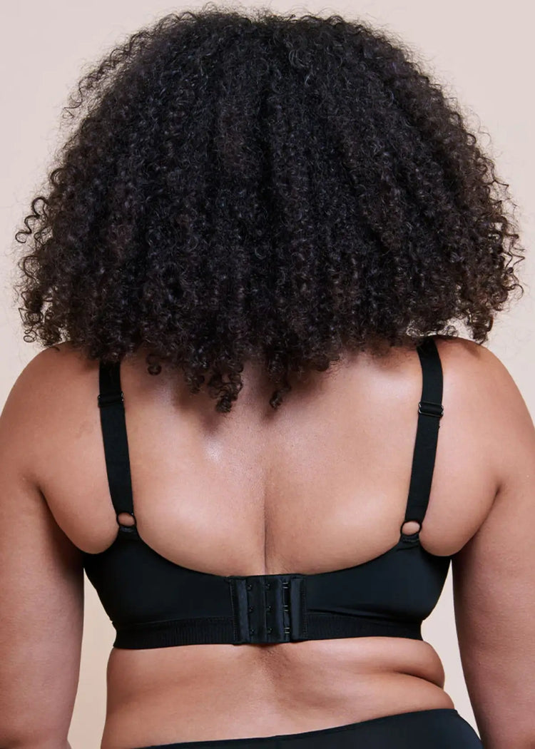 Model in Zen Beugelloze Bralette Zwart achterzijde