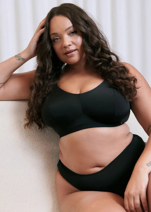 Model in Zen Beugelloze Bralette Zwart voorzijde