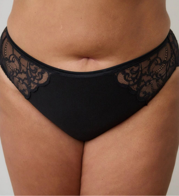 Model in Belle Tenue Noire Classic Broekje Zwart voorzijde