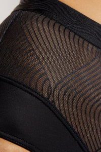 Model in Laurel High Waist Broekje Zwart close up