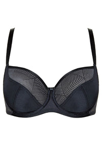Model in Laurel Half Padded BH Zwart packshot