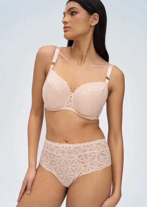 Model in Sugar Dune Broekje Beige Voorzijde