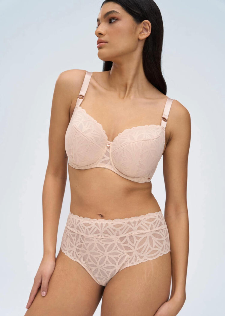 Model in Sugar Dune Broekje Beige Voorzijde