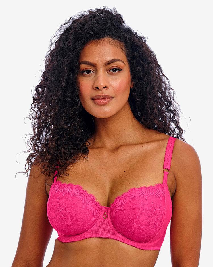 Model in Fascinate Balconette BH Hot Pink voorzijde
