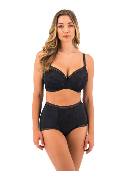 Model in Fusion Lace Full Cup Side Support BH Zwart Voorzijde
