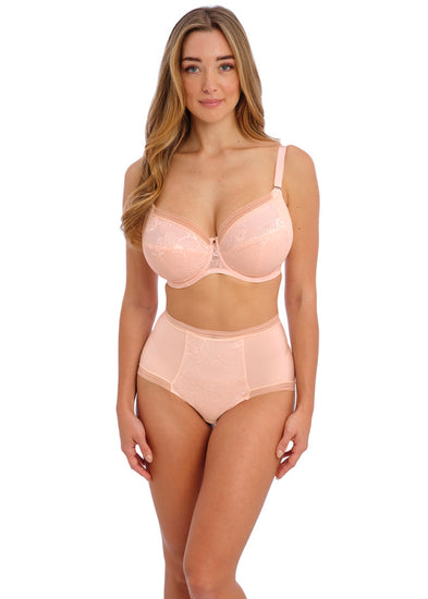 Model in Fusion Lace Full Cup Side Support BH Blush Voorzijde