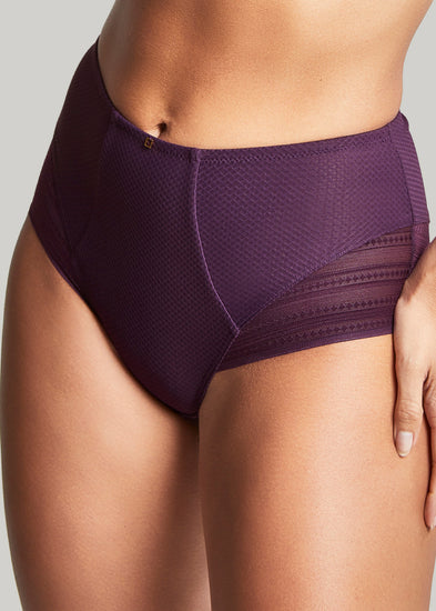 Model in Serene High Waisted Broekje Aubergine Voorzijde