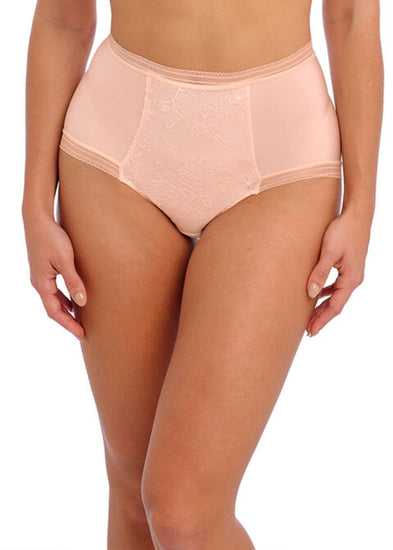 Model in Fusion Lace High Waisted Broekje Blush Voorzijde