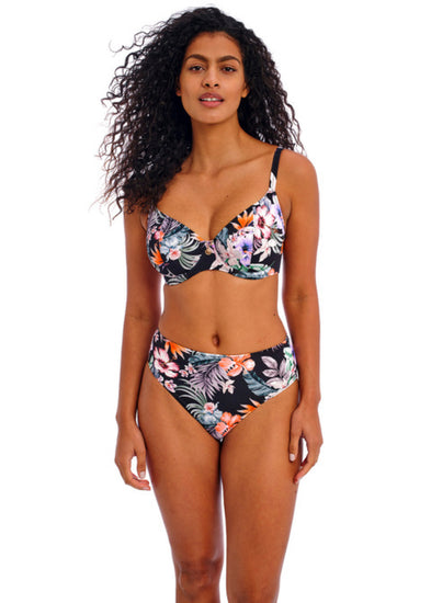 Model in Kamala Bay Midnight Plunge Bikini Top Voorzijde