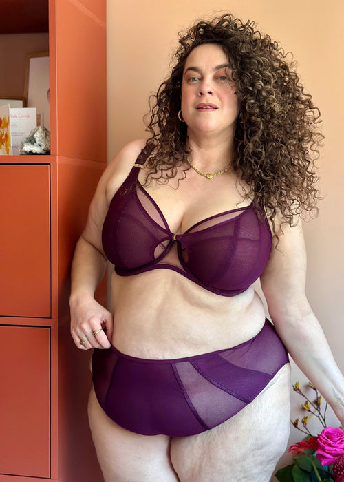 Model in Kintai Broekje Blackberry packshot