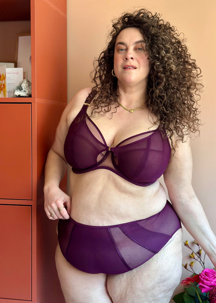 SuperBra Model in Kintai Broekje Blackberry Voorzijde