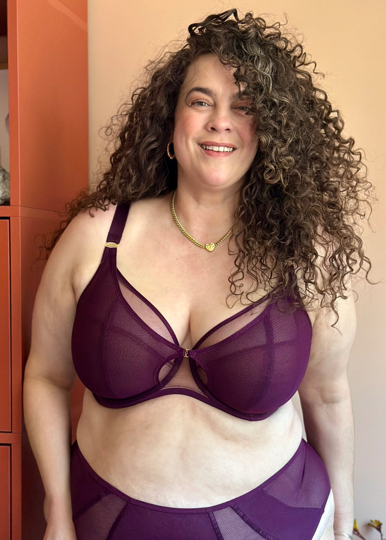 SuperBra Model in Kintai Plunge BH Blackberry Voorzijde