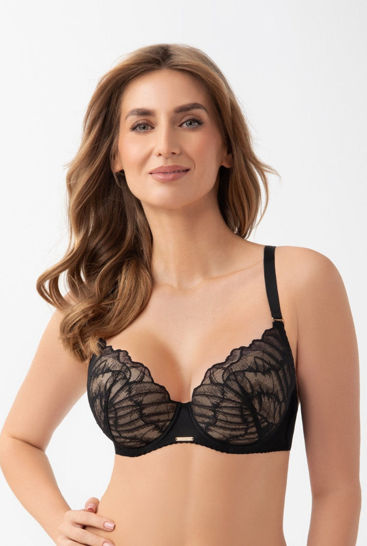 Model in Celia Plunge BH Zwart voorzijde