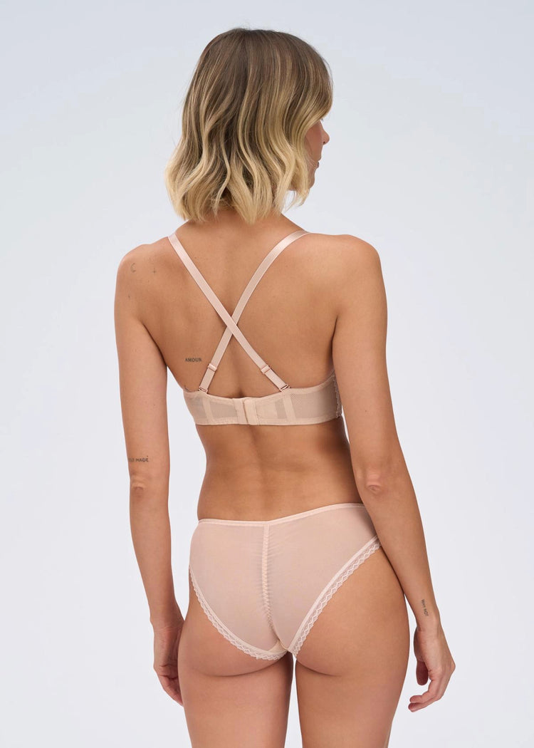 Model in Nocturn Brazilian Broekje Beige Achterzijde