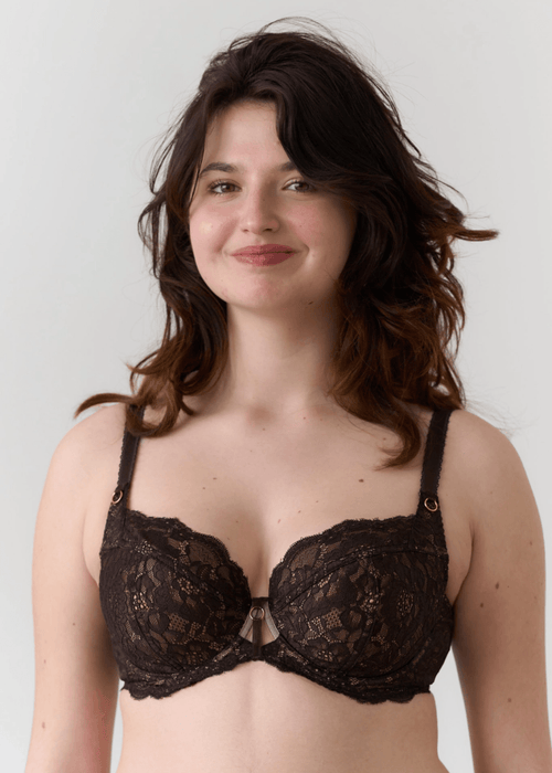 Model in BM Balconette BH Chocolade Voorzijde